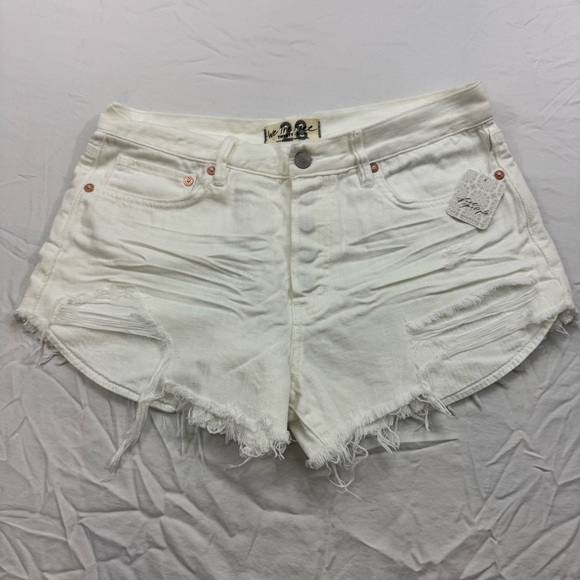 186. NWT We The‎ Free White Jean Shorts Distressed Raw Hem - Picture 1 of 8